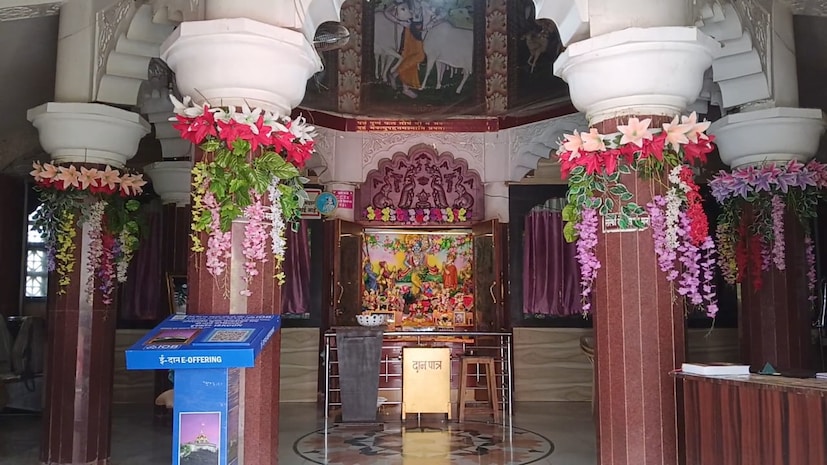 5. श्रीकृष्ण मंदिर अंबिका देवी मंदिराच्या 500 मीटर अंतरावर श्रीकृष्ण मंदिर आहे. या मंदिरात प्रवेश करताच वृंदावनात आल्यासारखे वाटते. तेथील आकर्षक देखावा बघून मन रमून जाते. श्रीकृष्ण भगवान नृत्य करतानाची मूर्ती या मंदिरात बघायला मिळते. या मंदिरात महाप्रसादाची देखील व्यवस्था केलेली असते. सर्व भक्तांना याठिकाणी महाप्रसादाचा लाभ दिला जातो. त्याचबरोबर या मंदिराच्या आवारात एक ग्रंथालय आहे. त्याठिकाणी जाऊन तुम्ही तुम्हाला पाहिजे असलेला कोणताही ग्रंथ खरेदी करू शकता.