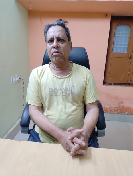 याच फ्लॅट नंबर ५१० मधून सोन्याचे ४ बिस्किट आणि १०-१० ग्रॅमची १६ सोन्याची नाणी देखील जप्त करण्यात आली आहेत. या वस्तूंचे एकूण वजन आणि मूल्यांकन अजूनही सुरू आहे. दक्षता पथक या मौल्यवान वस्तूंच्या वैधतेचीही चौकशी करत आहे.