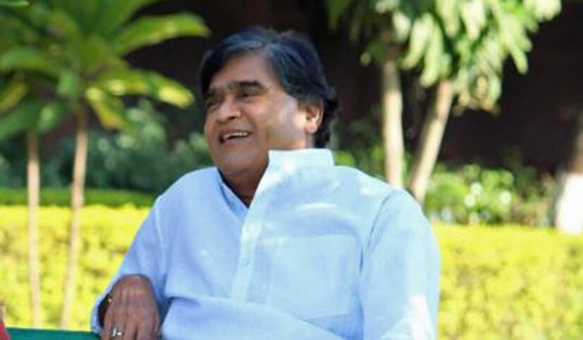 मराठीसह अशोक सराफ यांनी अनेक हिंदी चित्रपटांमध्येही काम केलं आहे. त्यांनी 'करण अर्जुन', 'येस बॉस', 'अबोध', 'सिंघम' अशा अनेक हिंदी सिनेमांमध्येही आपल्या अभिनयाची छाप सोडली.
