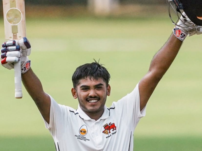 सय्यद मुश्ताक अली टी-20 ट्रॉफीमध्ये मुंबईकडून खेळताना आयुष म्हात्रेने खणखणीत शतक झळकावलं आहे. विदर्भाविरुद्धच्या सामन्यात आयुषने 53 बॉलमध्ये 207.55 च्या स्ट्राईक रेटने नाबाद 110 रन केले, ज्यात 8 फोर आणि 8 सिक्सचा समावेश आहे. आयुषच्या शतकामुळे मुंबईने विदर्भावर 7 विकेटने विजय मिळवला.