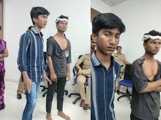 चालताना धक्का लागल्याने इगो हर्ट, बीडच्या शाळेत फायटर अन् रॉड चालले, दोन विद्यार्थी जखमी चालताना धक्का लागल्याने इगो हर्ट, बीडच्या शाळेत फायटर अन् रॉड चालले, दोन विद्यार्थी जखमी