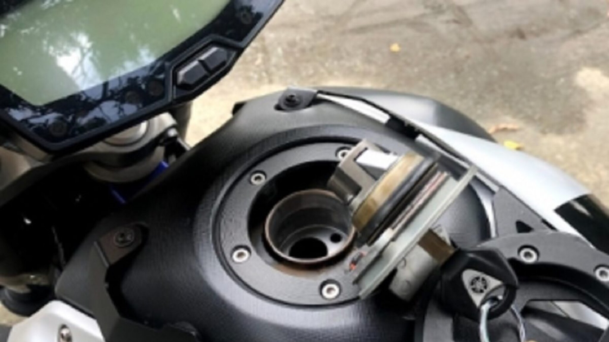 तुमच्या बाईकच्या पेट्रोल टँकमध्येही वारंवार पाणी जातं का? या ट्रिकने दूर होईल प्रॉब्लम