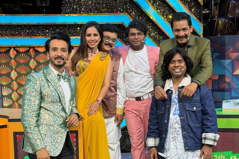 छोटा पडद्यावरचे कलाकार प्रेक्षकांच्या गळ्यातील ताईत असतात. दररोज प्रेक्षकांच्या भेटीला येणारे छोट्या पडद्यावरचे कलाकार प्रेक्षकांना नेहमीच आपले वाटतात. मालिका आणि टेलिव्हिजनमध्ये काम करणारे असेच काही कलाकार आता राजकीय व्यासपीठावर दिसणार आहेत. छोटा पडद्यावरचे कलाकार प्रेक्षकांच्या गळ्यातील ताईत असतात. दररोज प्रेक्षकांच्या भेटीला येणारे छोट्या पडद्यावरचे कलाकार प्रेक्षकांना नेहमीच आपले वाटतात. मालिका आणि टेलिव्हिजनमध्ये काम करणारे असेच काही कलाकार आता राजकीय व्यासपीठावर दिसणार आहेत.