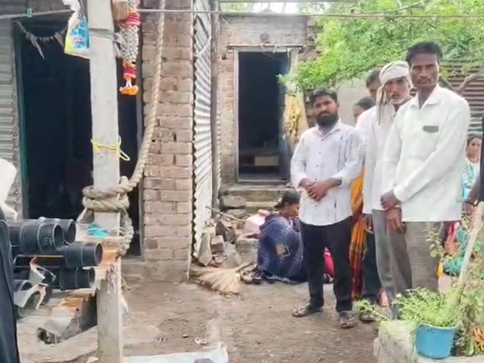 बीड हादरलं! मुलाचं आईसोबत सैतानी कृत्य, लोखंडी पाईप डोक्यात घालून घेतला जीव