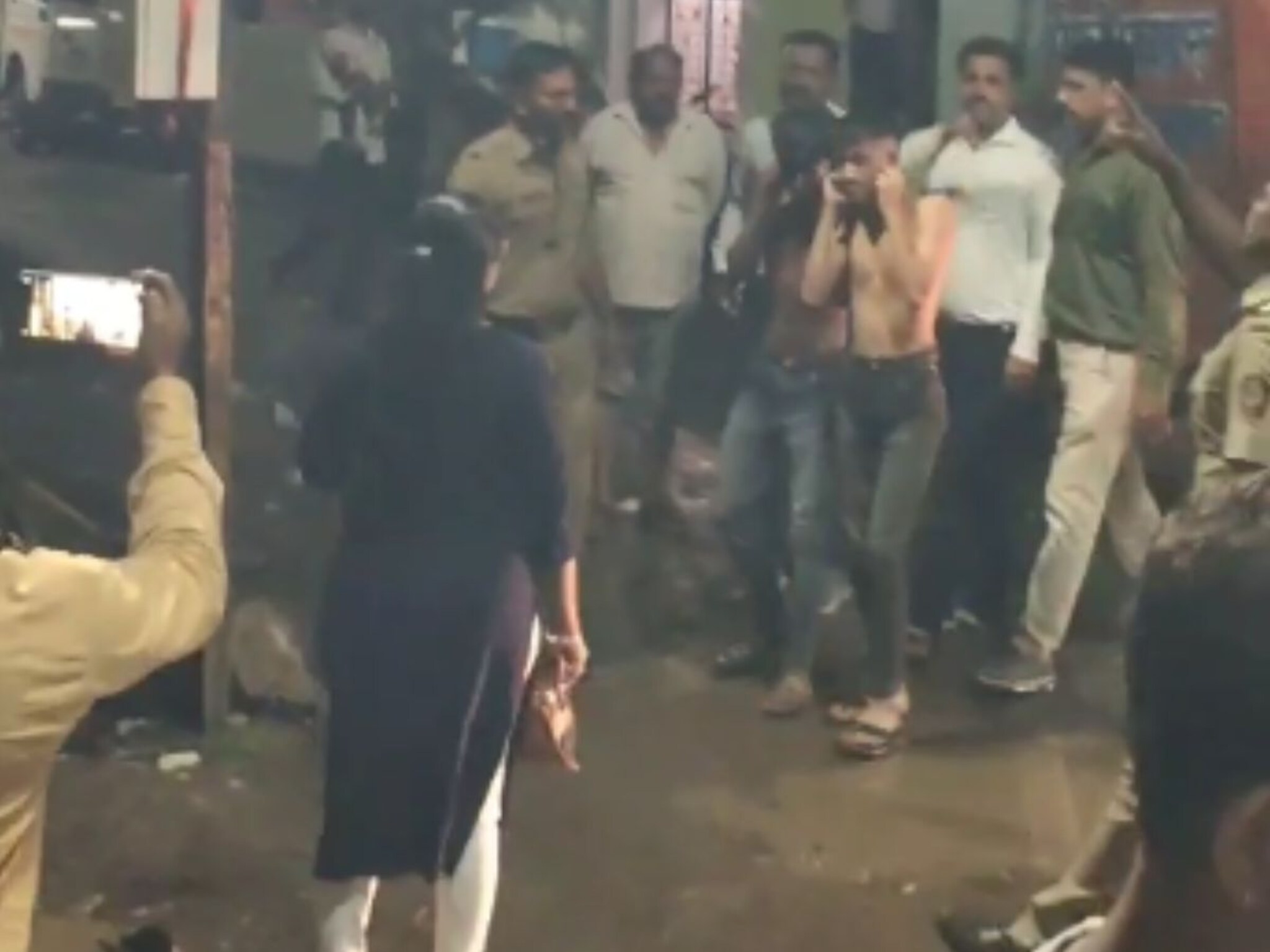 मस्ती अंगलट, पोलिसांनी टवाळखोर तरुणांना घडवली अद्दल,थेट विवस्त्र करून काढली धिंड