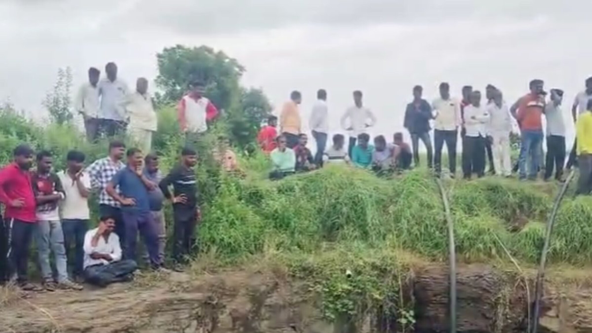 सोलापूर: 24 तासात आख्खं कुटुंब संपलं, तिघे विहिरीत तर एकजण लटकलेल्या अवस्थेत