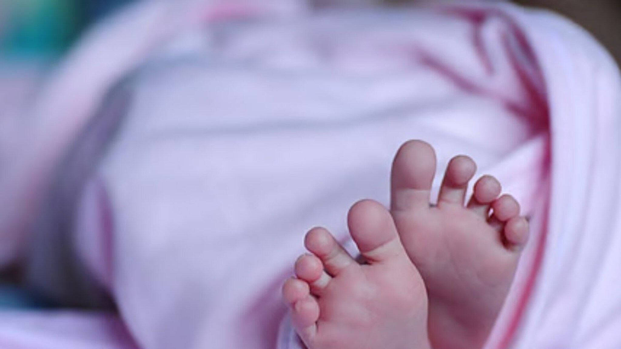 डॉक्टरांनी मृत घोषित केलेलं बाळ निघालं जिवंत, अंत्यसंस्काराच्या वेळी घडला चमत्कार, बीडमधील घटना!