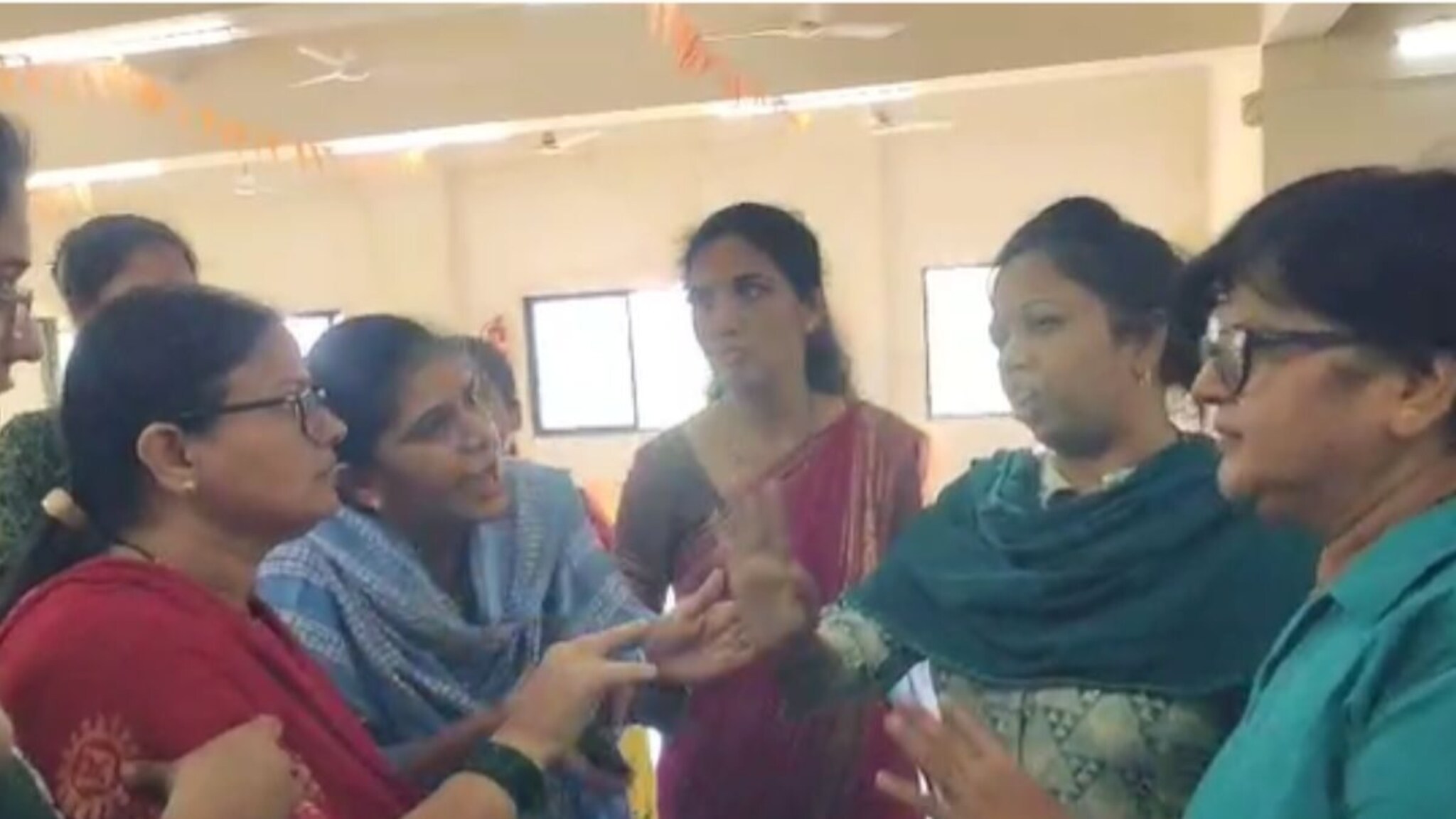 कपडे काढून विवस्त्र केलं, ठाण्यातील नामांकीत शाळेत 12 मुलींसोबत भयंकर प्रकार