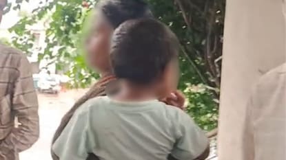 मुलाला ताब्यात घेतले मुलाला ताब्यात घेतले