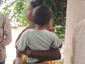 मुलाला ताब्यात घेतले मुलाला ताब्यात घेतले