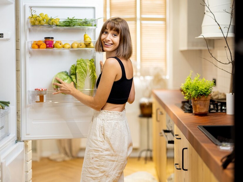 फ्रिजमध्ये अन्न सुरक्षित ठेवण्यासाठी टिप्सअन्न शिजवल्यानंतर ते लगेच एअर टाइट कंटेनरमध्ये फ्रिजमध्ये ठेवा.
काचच्या डब्यांचा वापर करा.
डब्यावर तारीख लिहून ठेवा, जेणेकरून योग्य वेळी वापरता येईल.
रॉ मासे, मांस, अंडी 1-2 दिवसांसाठी फ्रीझ करा.
फळं-भाज्या साधारण 4-5 दिवसांत वापरा.