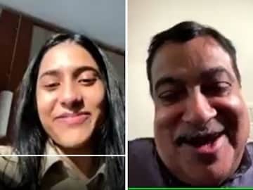 चेस वर्ल्ड चॅम्पियन दिव्या देशमुखला नितीन गडकरींचा Video कॉल, थेट मराठीतून संवाद चेस वर्ल्ड चॅम्पियन दिव्या देशमुखला नितीन गडकरींचा Video कॉल, थेट मराठीतून संवाद