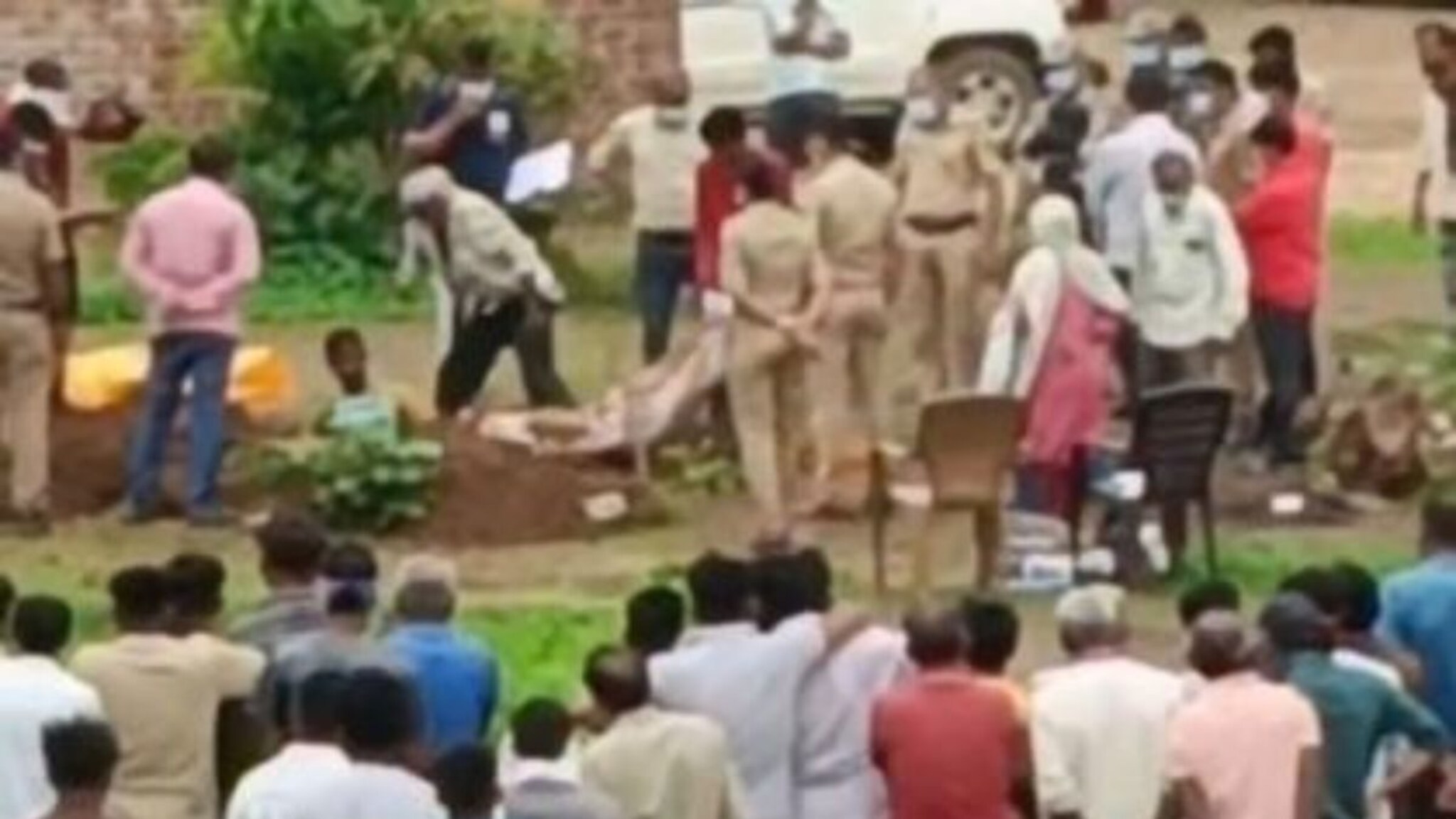 गळा दाबला, जमिनीवर डोकं आपटलं, आईला हालहाल करून मारलं, कारण वाचून बसेल धक्का