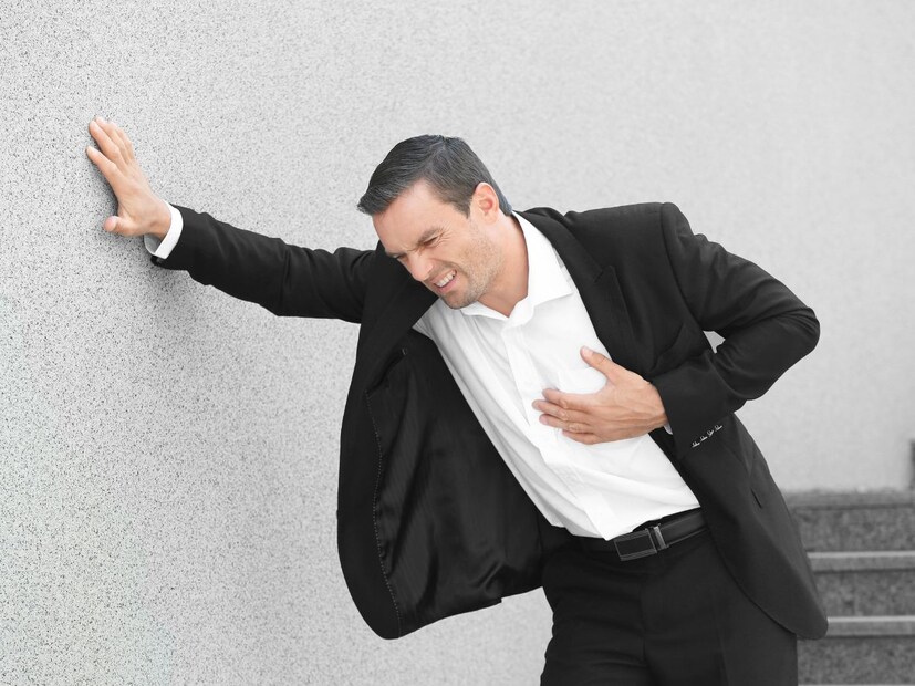 तज्ज्ञांचा सल्ला:एकटे असताना हार्ट अटॅक आला तरी घाबरू नका. योग्य वेळी मदत बोलावणं, आराम करणं आणि तात्काळ उपचार घेणं हेच जीव वाचवण्याचं मुख्य सूत्र आहे.