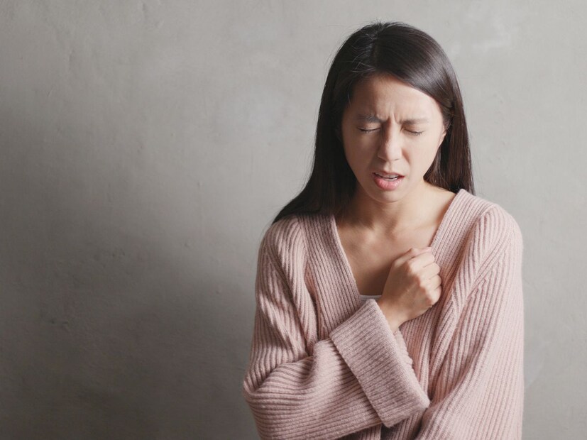 आपल्या जवळच्या व्यक्तीला कळवातुमची अवस्था कोणालातरी सांगणं महत्त्वाचं आहे. नातेवाईक, शेजारी किंवा मित्राला फोन करून सांगा की तुम्ही एम्बुलन्स बोलावली आहे. ते तुमची मेडिकल माहिती डॉक्टरांना सांगू शकतील.