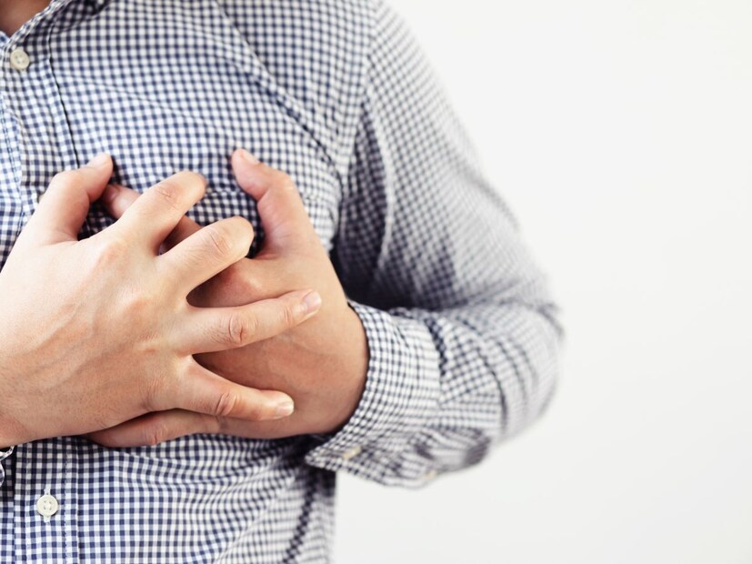 <a href = 'https://news18marathi.com/tag/heart-attack/'>हार्ट अटॅक</a> ही अचानक येणारी मेडिकल एमर्जन्सी आहे. यामुळे एखाद्याचा जीव देखील जाऊ शकतो. जर वेळेवर आणि योग्य उपचार मिळाला तर अशा व्यक्तींचे प्राण वाचू शकतात. पण जर तुम्ही घरी एकटेच असाल तर? तेव्हा परिस्थिती अधिक धोकादायक ठरते. अशा वेळी स्वतःला वाचवण्यासाठी तत्काळ योग्य पावलं उचलणं खूप महत्त्वाचं आहे, कारण प्रत्येक सेकंद अनमोल असतो. <a href = 'https://news18marathi.com/tag/heart-attack/'>हार्ट अटॅक</a> ही अचानक येणारी मेडिकल एमर्जन्सी आहे. यामुळे एखाद्याचा जीव देखील जाऊ शकतो. जर वेळेवर आणि योग्य उपचार मिळाला तर अशा व्यक्तींचे प्राण वाचू शकतात. पण जर तुम्ही घरी एकटेच असाल तर? तेव्हा परिस्थिती अधिक धोकादायक ठरते. अशा वेळी स्वतःला वाचवण्यासाठी तत्काळ योग्य पावलं उचलणं खूप महत्त्वाचं आहे, कारण प्रत्येक सेकंद अनमोल असतो.