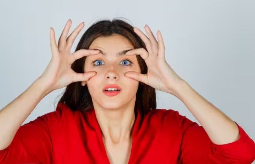 थकवा आणि अशक्तपणा जाणवणे: रात्रीची पूर्ण झोप घेतल्यानंतरही, सकाळी उठताच तुम्हाला जडपणा किंवा थकवा जाणवत असेल किंवा दिवसाच्या सुरुवातीला आळस वाटत असेल, तर हे मधुमेहाचे एक लपलेले लक्षण असू शकते.