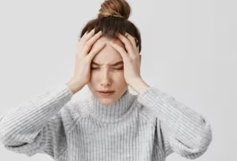 सकाळी डोकेदुखी: जर तुम्हाला सकाळी उठल्याबरोबर डोके जड किंवा दुखत असेल तर हे रक्तातील साखरेच्या पातळीतील चढ-उतारांमुळे असू शकते. विशेषतः रात्री रक्तातील साखरेचे प्रमाण कमी होणे आणि सकाळी जलद वाढणे हे याचे कारण असू शकते.