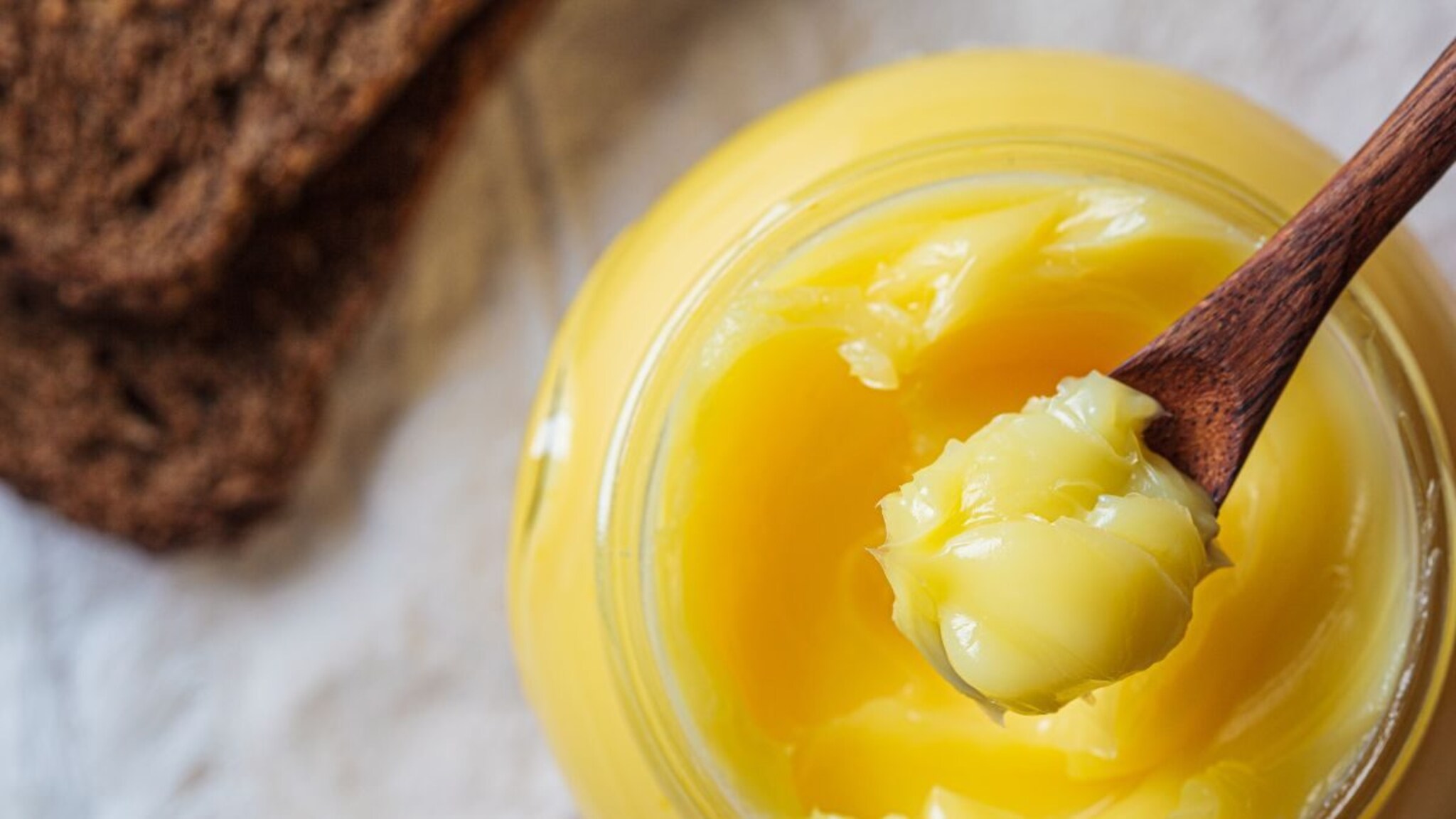 Ghee : तूप खराब झालंय हे कसं ओळखायचं? जुनं तूप टाकायचं की खायचं?