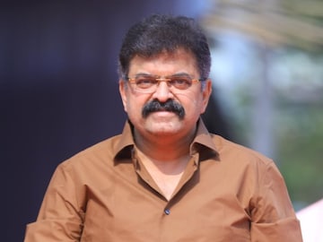 कट्टर समर्थक शिंदे गटात गेला, आता त्याच्या पराभवासाठी थेट आव्हाड मैदानात! कट्टर समर्थक शिंदे गटात गेला, आता त्याच्या पराभवासाठी थेट आव्हाड मैदानात!