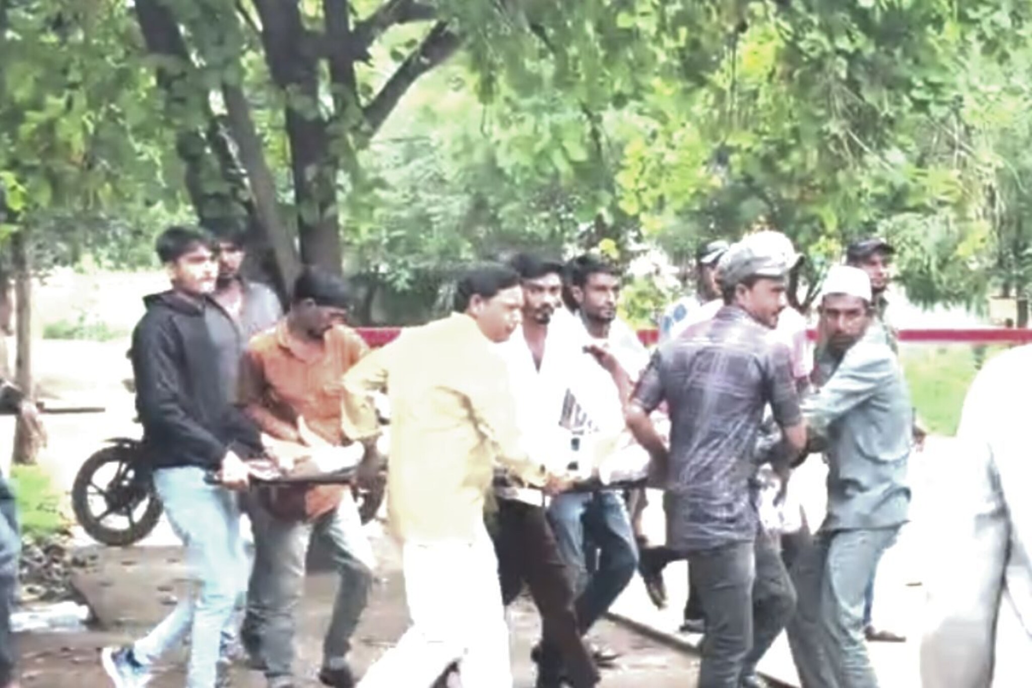 भर दिवसा तरुणावर गोळ्या झाडल्या अन् हत्याराने केले सपासप वार, मालेगाव हादरलं!