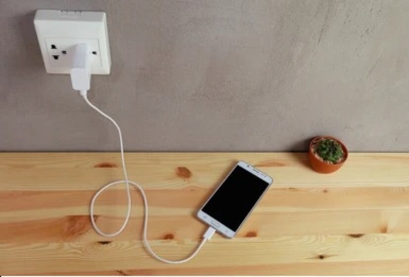 अशा परिस्थितीत, चार्जर वापरताना असे बरेच लोक आहेत जे काही चुका करतात, ज्यामुळे चार्जरचा स्फोट होऊ शकतो, आज आम्ही तुम्हाला त्या चुका काय आहेत ते सांगू.