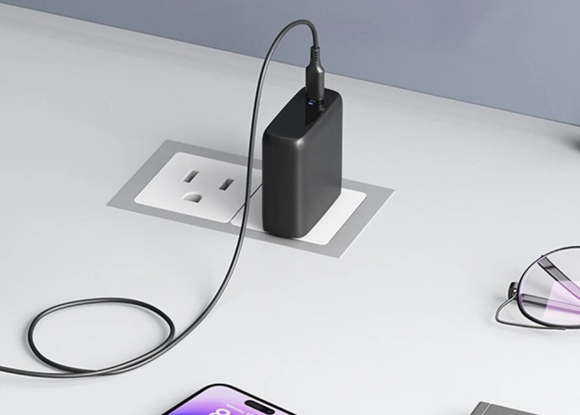 घाणेरडा चार्जिंग स्लॉट : बरेच लोक त्यांचा फोन कुठेही चार्जवर ठेवतात आणि अजिबात लक्ष देत नाहीत, असे केल्याने चार्जरमध्ये स्पार्किंग किंवा शॉर्ट सर्किट सारख्या गोष्टी होऊ शकतात, ज्यामुळे चार्जरचा स्फोट होऊ शकतो.