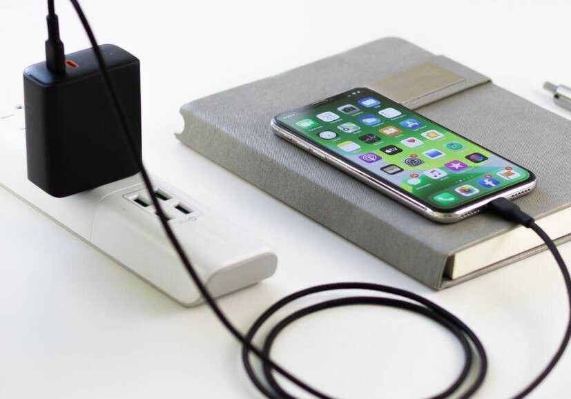 100% चार्ज झाल्यानंतरही चार्जिंग : असे बरेच लोक आहेत जे त्यांचा फोन चार्जिंगवर ठेवतात आणि 100% चार्ज झाल्यानंतरही तो चार्ज करत राहतात. असे केल्याने फोनच्या बॅटरीवर परिणाम होतो आणि चार्जर देखील खराब होऊ शकतो.