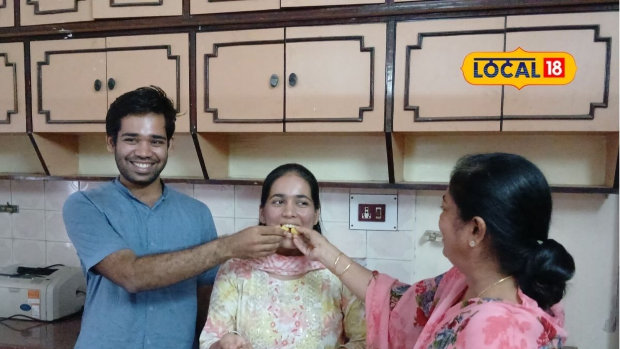 CA Result 2025: वडिलांचं निधन, पण ती खचली नाही, सोलापूरची मोक्षा पहिल्याच प्रयत्नात सीए!