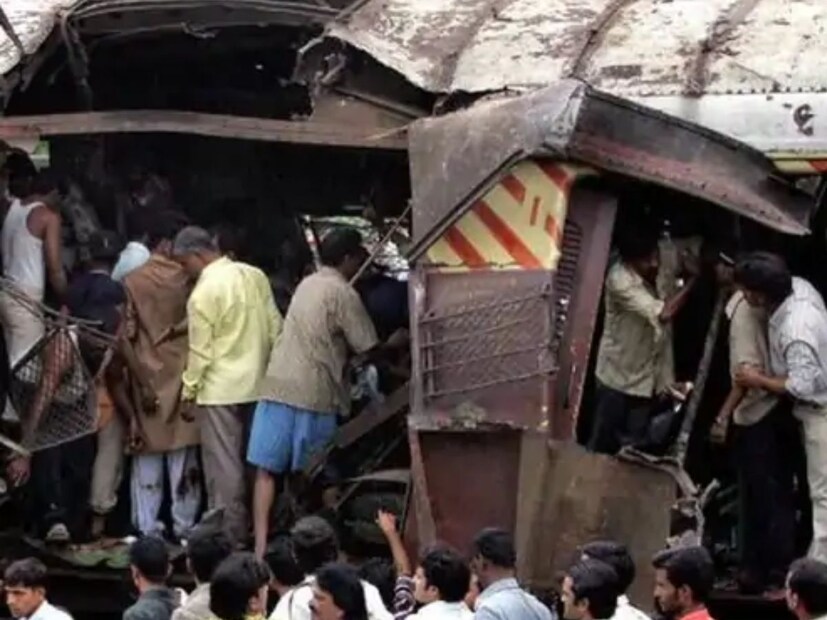 11 जुलै 2006 रोजी मुंबईतील पश्चिम उपनगरीय भागात सात गाड्यांमध्ये साखळी स्फोट झाले होते. यामध्ये 180 प्रवासी मृत्युमुखी पडले होते आणि 824 लोक जखमी झाले होते.
