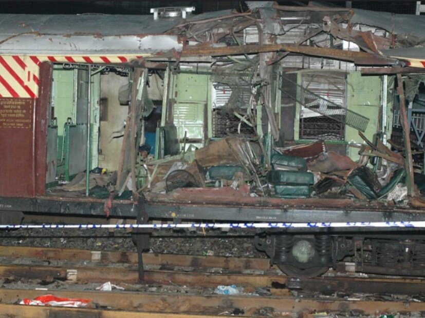 लोकल ट्रेनमधील सर्व स्फोट मुंबईच्या पश्चिम रेल्वेवरील लोकल ट्रेनच्या प्रथम श्रेणीच्या डब्यात करण्यात आले. 11 जुलै 2006 रोजी सायंकाळी 6:24 ते 6:35 या वेळेत मुंबईत एकामागून एक सात स्फोट झाले.