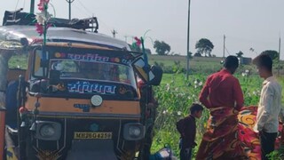 रस्त्यालगतच्या शेतातच बाळाला जन्म दिला रस्त्यालगतच्या शेतातच बाळाला जन्म दिला