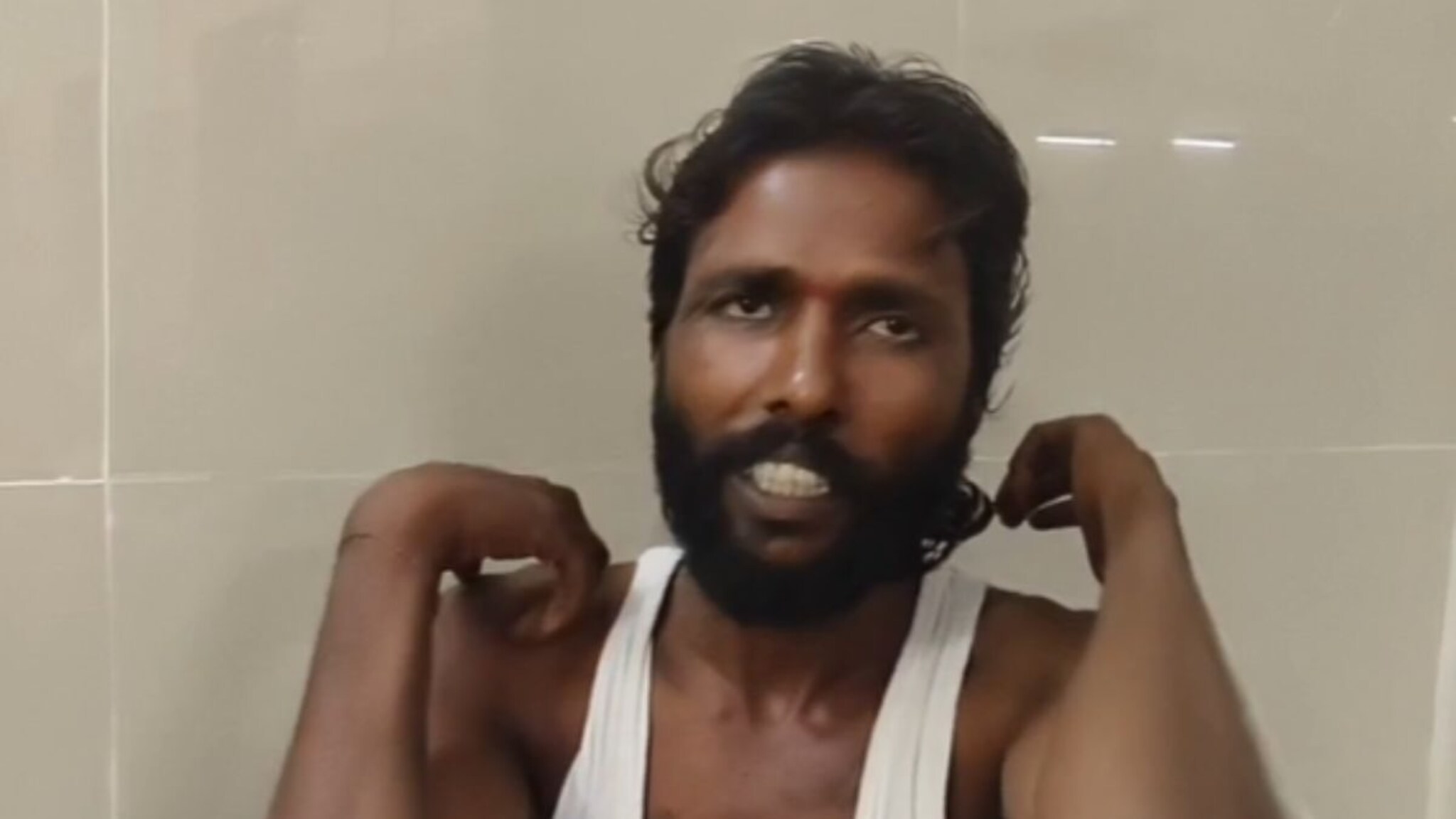 हॉटेल भाग्यश्रीच्या मालकाचं 5 जणांकडून अपहरण, बेदम मारहाण करून पुलावर फेकून दिलं, रुग्णालयात उपचार सुरू