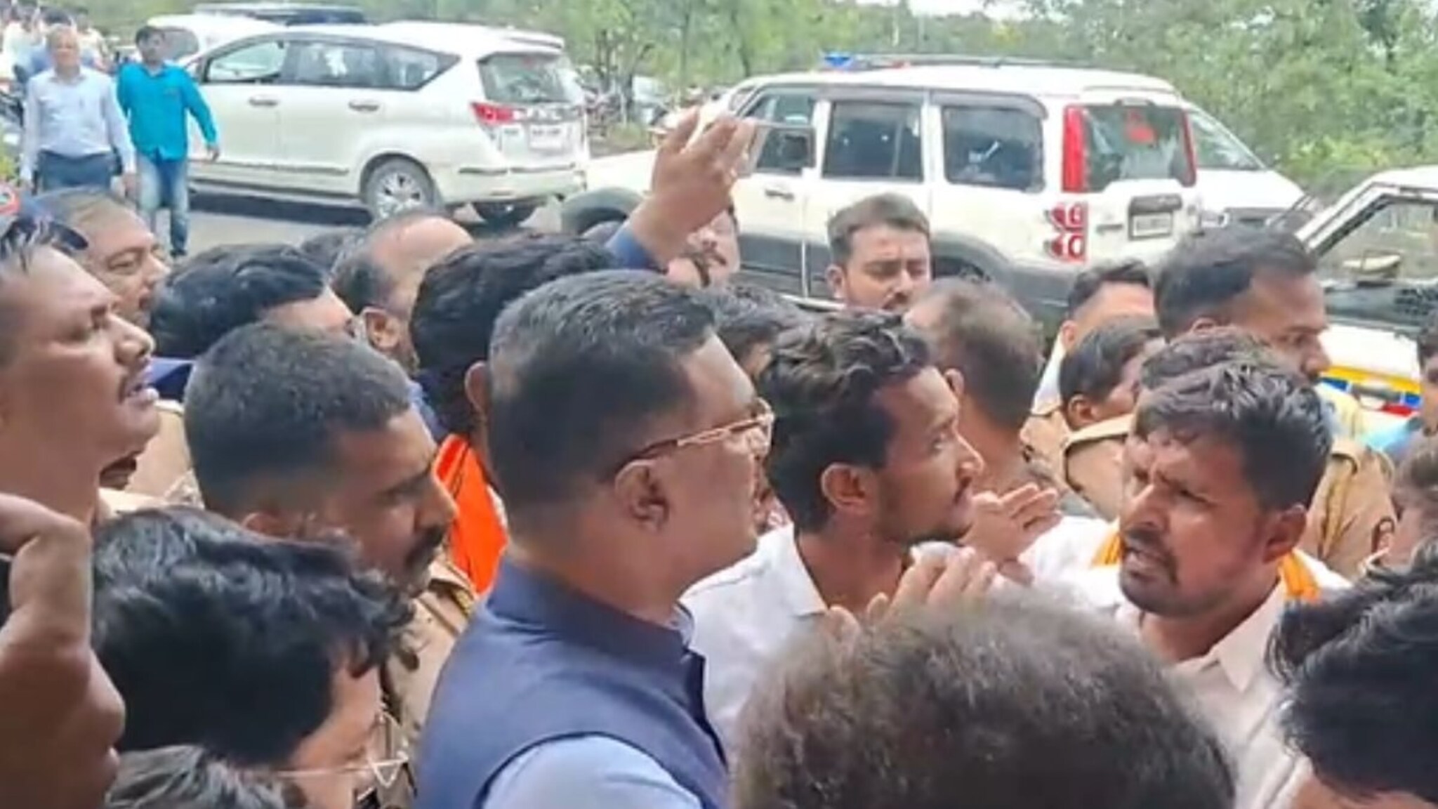 काम शिरसाटांच्या विभागाचं, कोंडी सरनाईकांची, आंदोलकांनी रस्ता अडवला, धाराशिवमध्ये राडा