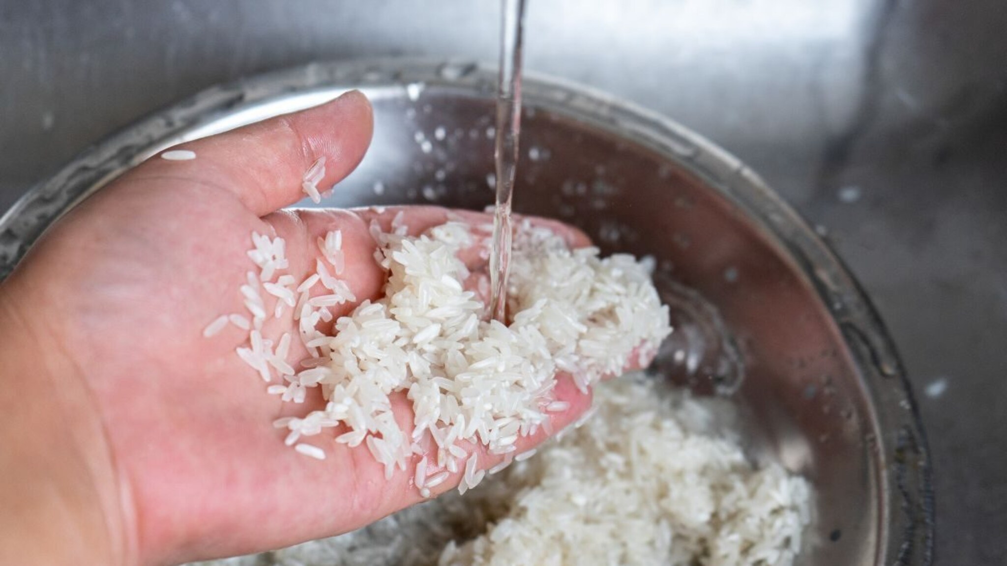 Kitchen Tips : तांदूळ शिजवण्यापूर्वी धुतला नाही तर? हे का गरजेचं? भात खात असाल तर हे प्रत्येकाला माहित असायला पाहिजे