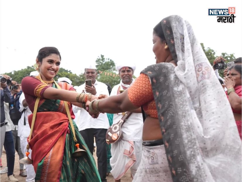 ती वडिलांसोबत फुगडी खेळताना आणि इतर महिला वारकऱ्यांमध्ये मिसळून पारंपरिक खेळांमध्ये सहभागी होताना दिसली. तिच्या आनंदात भक्तीची झलक स्पष्टपणे दिसत होती.