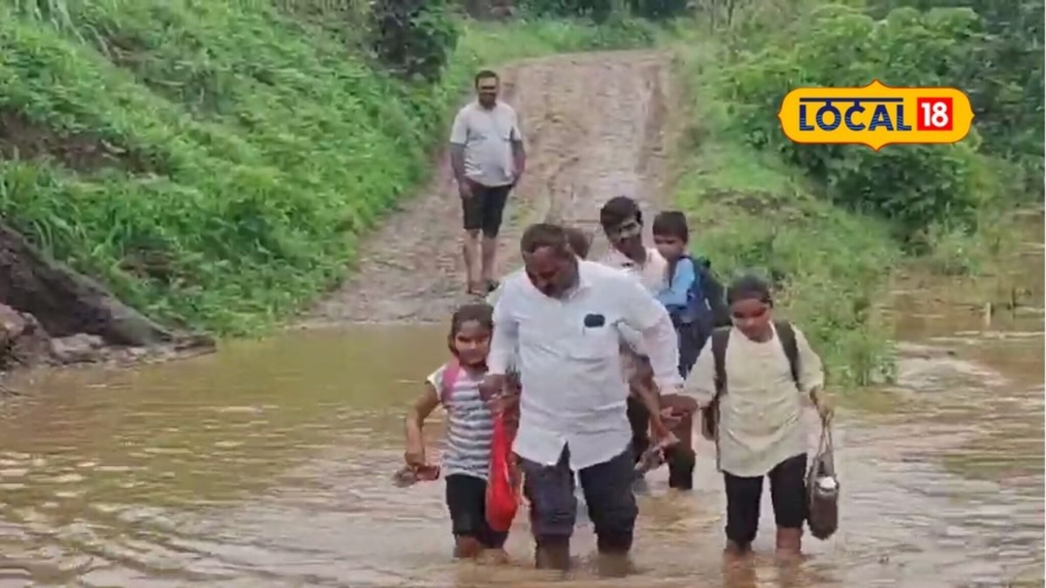 छाती इतक्या पाण्यातून शोधावी लागते वाट, रस्ताच नसल्याने शाळकरी मुलांचा जीवघेणा प्रवास, Video