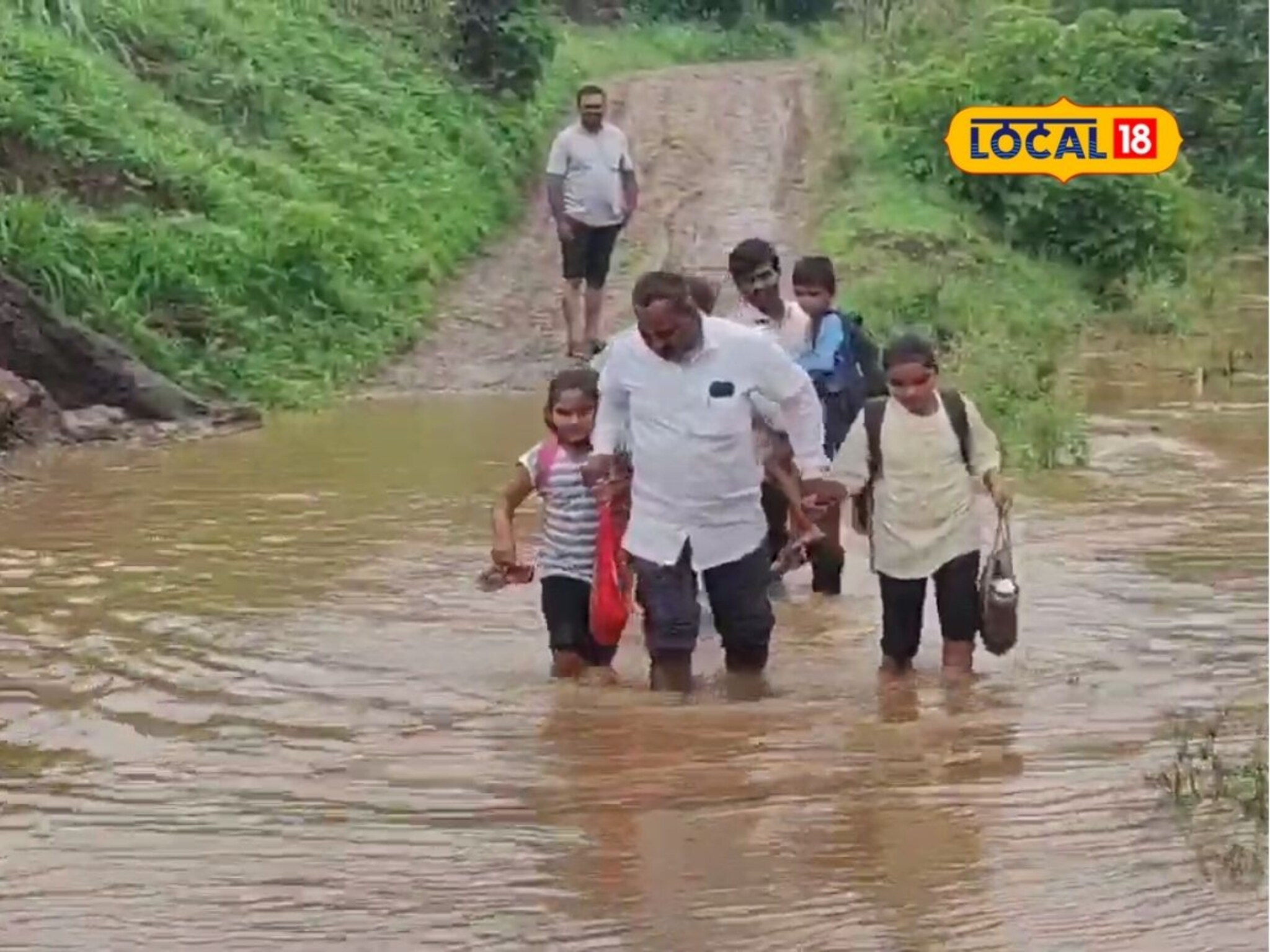 छाती इतक्या पाण्यातून शोधावी लागते वाट, रस्ताच नसल्याने शाळकरी मुलांचा जीवघेणा प्रवास, Video
