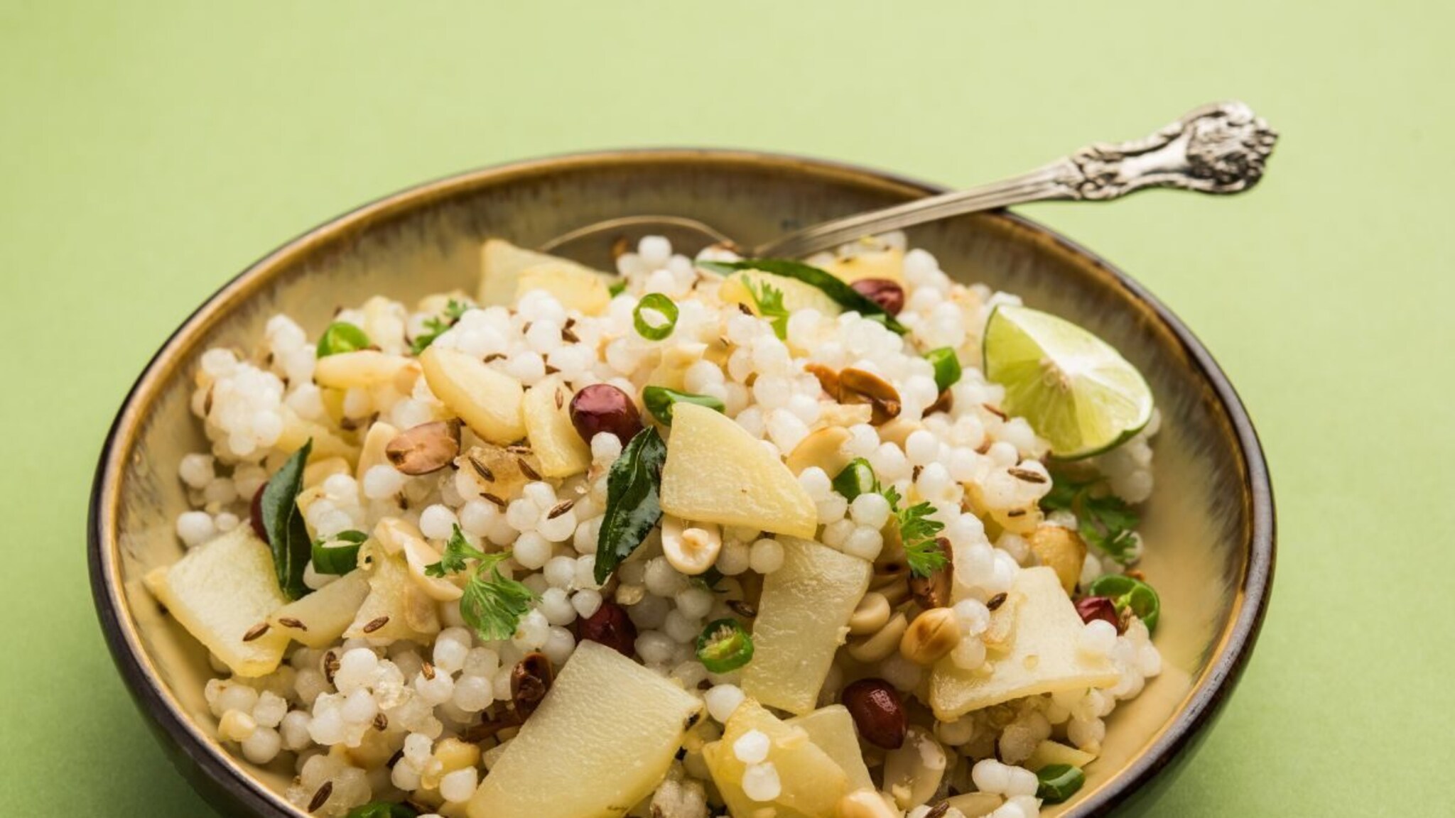 Sabudana Khichadi : साबुदाणा खिचडी नेहमी चिकट होते? ही एक ट्रिक वापरा, कायमचा सुटेल प्रश्न