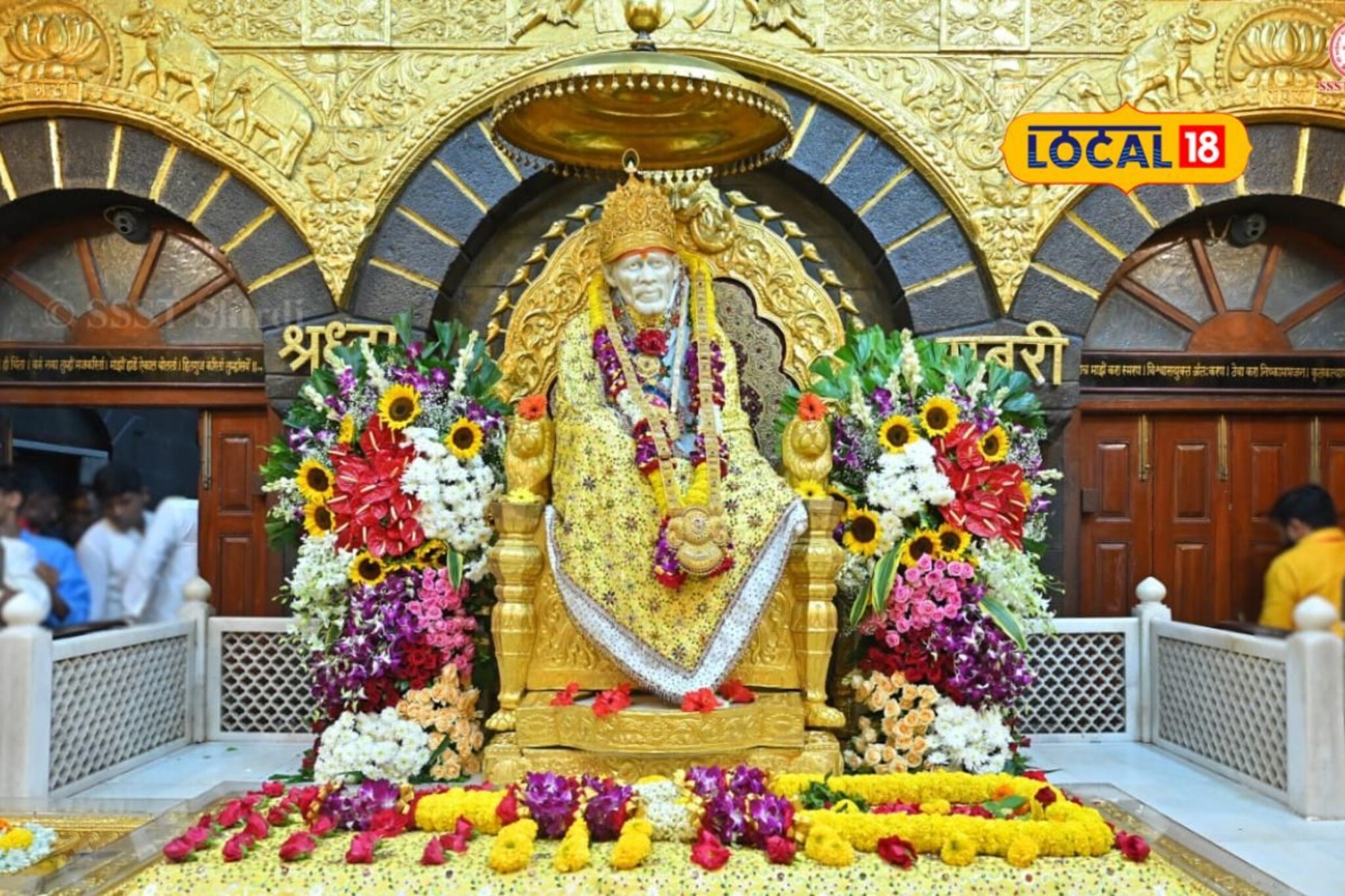 2 किलो चांदीचा हार आणि 566 ग्रॅम सोन्याचा मुकुट, साईंच्या चरणी कुणी केला दान?