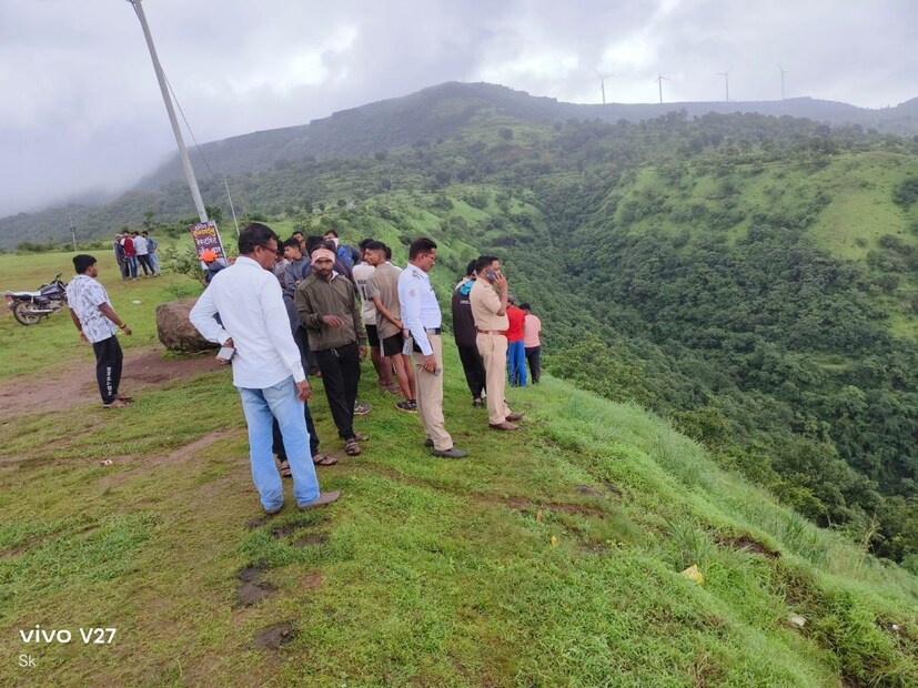  पाटण ते सडावाघापूर या रस्त्यावरील  सडावाघापूर याठिकाणी उलटा धबधबा पाहण्यासाठी दररोज अनेक पर्यटक येथे जात असतात. पाटणपासून तीन ते चार किलोमीटर अंतरावर पाटण-सडावाघापूर मार्गावरील गुजरवाडी गावच्या हद्दीत घाटमार्गाच्या मधोमध सपाटीला पर्यटकांसाठी टेबल पॉईंट म्हणून पर्यटनाचे ठिकाण आहे. या टेबल पॉईंटच्या दोन्ही बाजूला खोलवर दरी आहे. याठिकाणी फोटोसेशनसाठी अनेक पर्यटक थांबत असतात. 