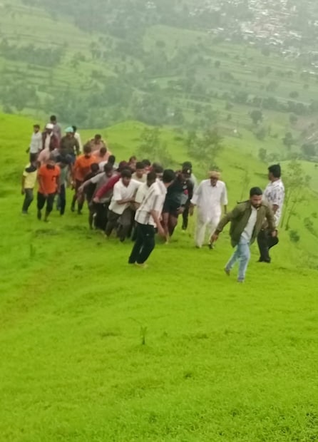 पोलिसांनी त्याच परिसरात असलेल्या सुरूल ता. पाटण येथील किंगमेकर अॅकॅडमीच्या प्रशिक्षणार्थी विद्यार्थ्यांच्या मदतीने तासाभराच्या शर्थीच्या प्रयत्नानंतर गाडीतील जखमी युवक साहिल जाधव याला झोळीतून वर काढण्यात आले. 
