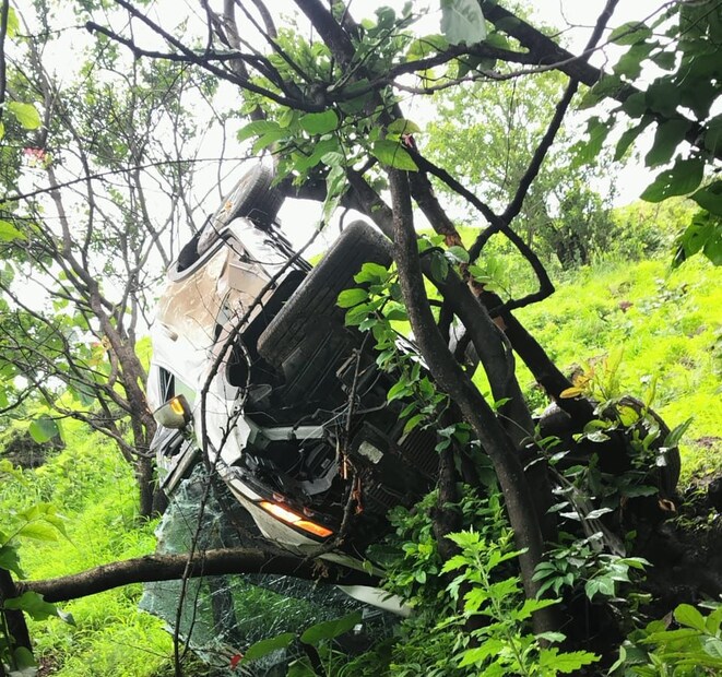   टेबल पॉईंट ठिकाणी चहा घेतल्यानंतर मित्र फोटो काढण्यात व्यस्त होते. सायंकाळी ४.१५ च्या सुमारास चालक साहिल जाधव गाडी चालू करत असताना गवतावरून गाडी घसरल्याने त्याचा गाडीवरील ताबा सुटला आणि तो कारसह ३०० फूट खोल दरीत कोसळला. 