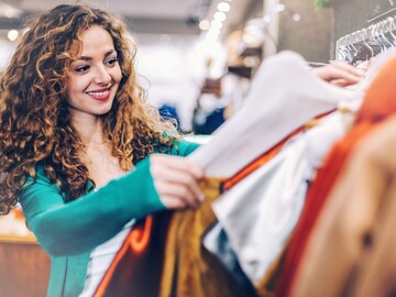 तुम्ही कपड्यांची खरेदी जबाबदारीने करता ना? 'या' टिप्स 5 वाचवतील तुमचे पैसे.. तुम्ही कपड्यांची खरेदी जबाबदारीने करता ना? 'या' टिप्स 5 वाचवतील तुमचे पैसे..