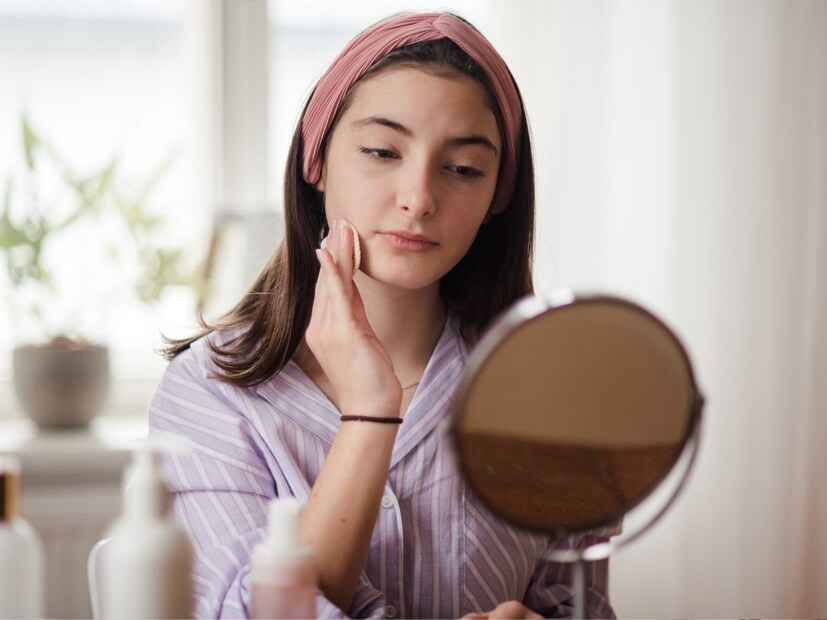 निरोगी त्वचा हे मुख्य ध्येय आहे आणि जर तुम्ही एकाच वेळी अनेक उत्पादने वापरण्यास सुरुवात केली, तर तुमची त्वचा त्यांना प्रभावीपणे प्रतिसाद देणार नाही आणि यामुळे इतर अनेक समस्या उद्भवू शकतात. म्हणूनच हळू हळू आणि स्थिरपणे सुरुवात करण्याचा सल्ला दिला जातो.