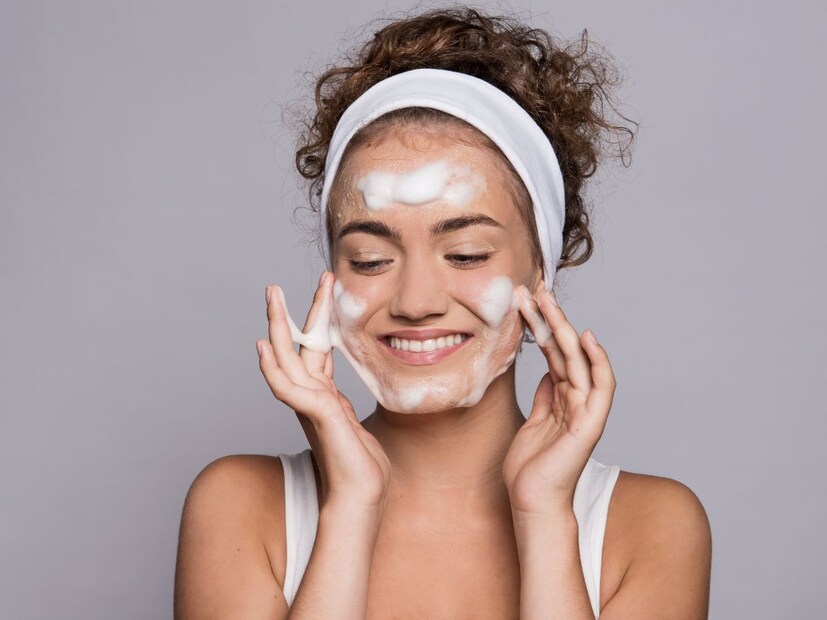 किशोरवयात त्वचेवर अनेकदा पिंपल्स येतात आणि त्वचा तेलकट होऊ लागते. त्यामुळे कमीत कमी उत्पादने वापरणारी एक साधी त्वचेची काळजी घेण्याची दिनचर्या असणे आवश्यक आहे. आज आम्ही तुम्हाला यासाठीच काही सोप्या टिप्स सांगणार आहोत.  किशोरवयात त्वचेवर अनेकदा पिंपल्स येतात आणि त्वचा तेलकट होऊ लागते. त्यामुळे कमीत कमी उत्पादने वापरणारी एक साधी त्वचेची काळजी घेण्याची दिनचर्या असणे आवश्यक आहे. आज आम्ही तुम्हाला यासाठीच काही सोप्या टिप्स सांगणार आहोत.