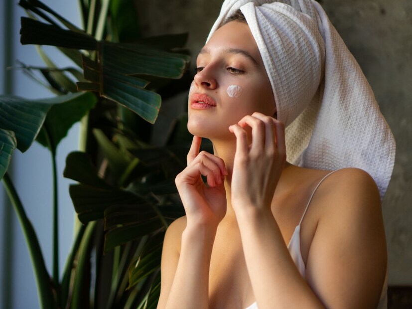 मॉइश्चरायझर लावा : पायाच्या बोटांपासून ते चेहऱ्यापर्यंत सर्वत्र मॉइश्चरायझर लावा. हे त्वचेला हायड्रेटेड ठेवते आणि तिला नैसर्गिक चमक देते. कोरडी त्वचा निस्तेज दिसू शकते आणि त्यावर डाग पडू शकतात. पण मॉइश्चरायझर तुमच्या त्वचेचे यापासून संरक्षण करेल. जर तुमची त्वचा तेलकट असेल तर ते हलक्या हाताने लावा आणि जर तुमची त्वचा कोरडी असेल तर दिवसातून दोनदा वापरा.