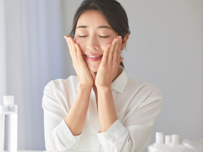 टोनर वापरा : किशोरावस्थेतील मुलांना त्वचेच्या मोठ्या छिद्रांमधून जास्त सीबम उत्पादनाची समस्या भेडसावते. हे कमी करण्यासाठी टोनिंग खूप महत्त्वाचे आहे. टोनर छिद्रे लहान करतो आणि सीबम उत्पादन नियंत्रित करतो. हे त्वचेचे पीएच संतुलन राखण्यास, दूषित घटक आणि अशुद्धींपासून संरक्षण करण्यास देखील मदत करते. प्रभावी परिणामांसाठी दिवसातून दोनदा टोनर वापरा.