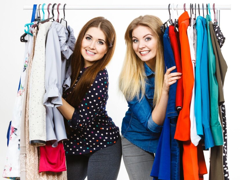 सेकंड-हँड कपड्यांना संधी द्या : सेकंड-हँड कपडे खरेदी करणे हा कपड्यांचा पुनर्वापर करण्याचा उत्तम मार्ग आहे. यामुळे नवीन कपड्यांच्या उत्पादनाची गरज कमी होते आणि कचराही कमी होतो. सेकंड-हँड कपड्यांमध्ये तुम्हाला अनेकदा अद्वितीय म्हणजेच आणि विंटेज कपडे मिळतात, ज्या तुमची वैयक्तिक शैली दर्शवतात.