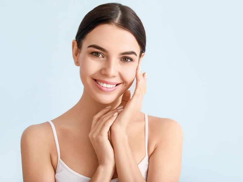 चेहरा स्वच्छ करा : तुमच्या त्वचेच्या प्रकारानुसार नियमितपणे चेहरा स्वच्छ करण्यापासून सुरुवात करा. कोरड्या त्वचेसाठी सौम्य क्लींझर वापरण्याचा सल्ला दिला जातो. जर तुमची त्वचा मुरुमांची शक्यता असलेली असेल, तर तेल-मुक्त किंवा सॅलिसिलिक ॲसिड असलेले क्लींझर वापरा.